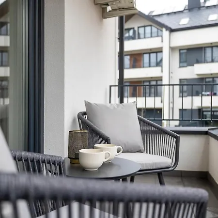 Modern Lux With Balcony By Renters Prestige *